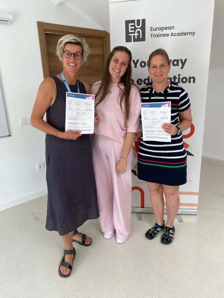 Tři české učitelky s certifikáty Europass Mobility před roll-upem European Trainee Academy