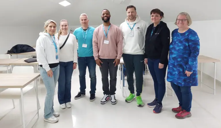 Účastníci metodického školení s lektorem ve světlé učebně