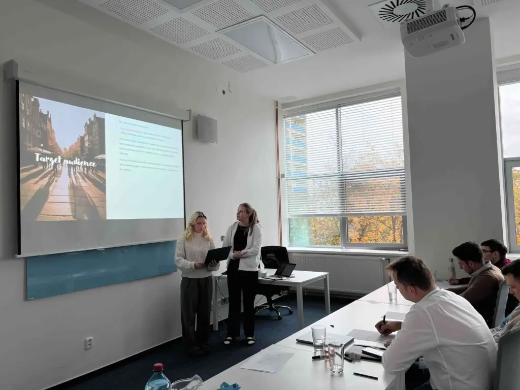 Studentky prezentují svůj projekt kolegům v zasedací místnosti firmy během stáže