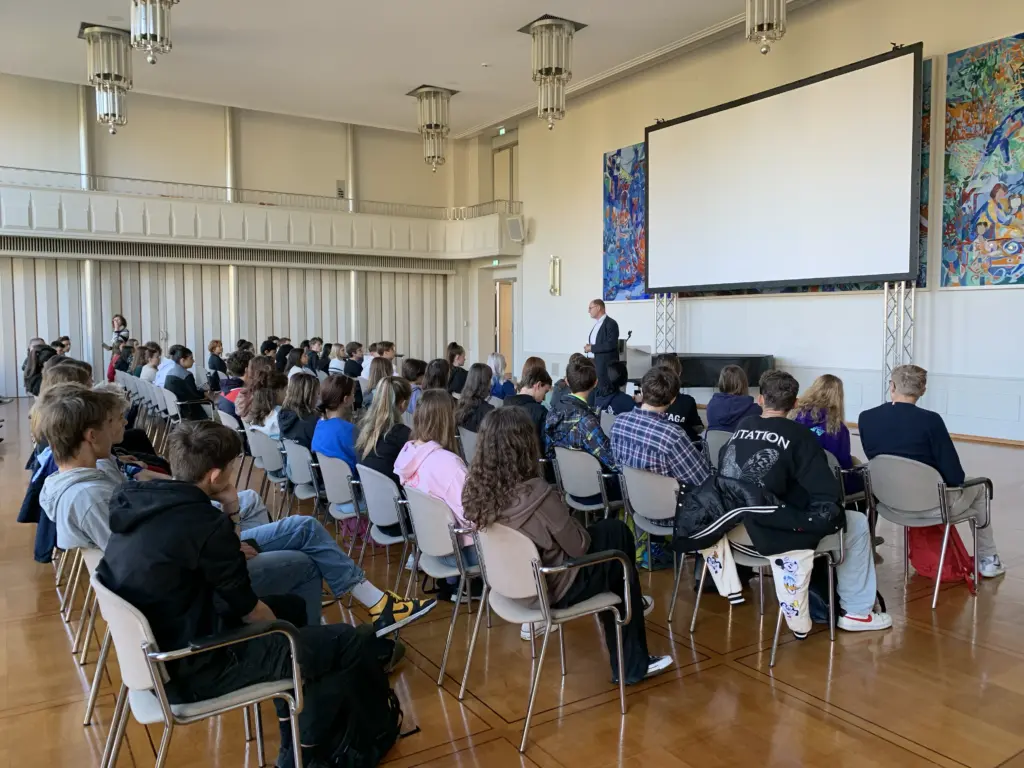 Žáci na společné přednášce v sále během projektového výjezdu do Singenu