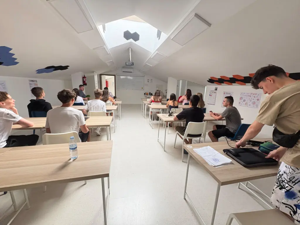 Čeští žáci při projektové výuce v angličtině v učebně European Trainee Academy v Benalmádeně