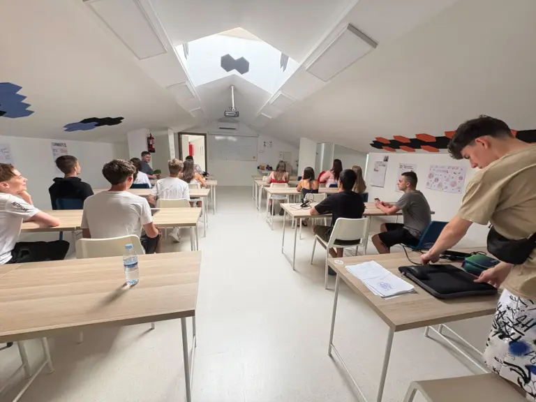 Čeští žáci při projektové výuce v angličtině v učebně European Trainee Academy v Benalmádeně