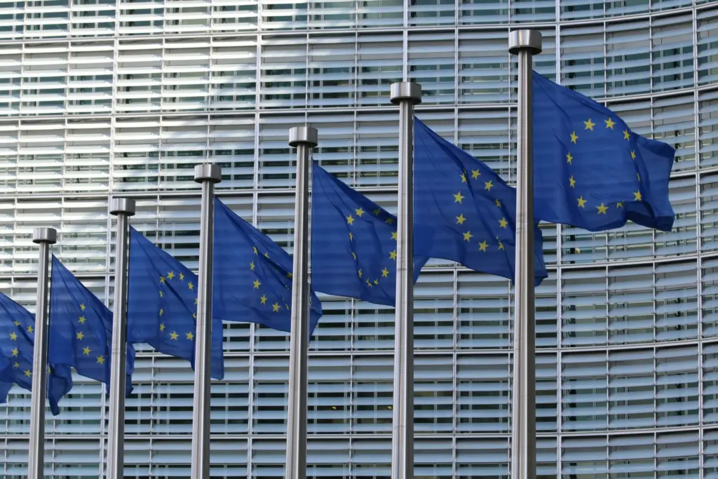Vlajky Evropské unie před budovou v Bruselu